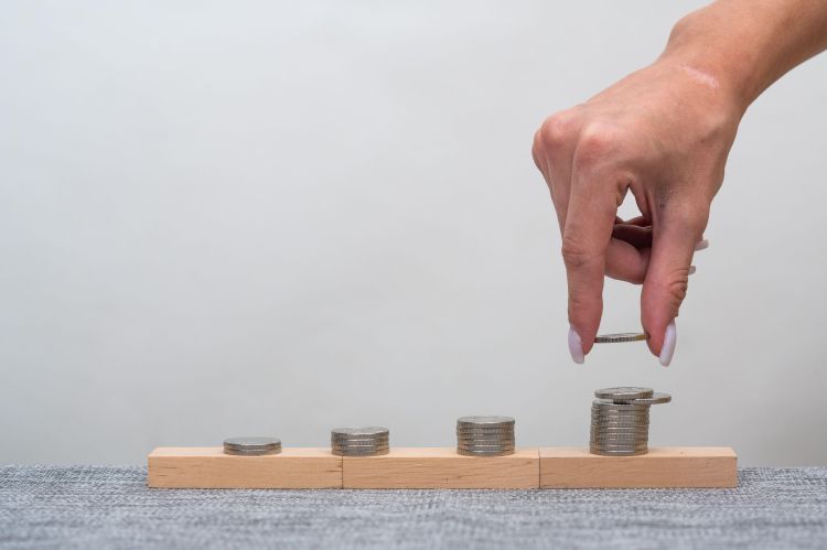 Finance, stroški, pokojnina, varčevanje