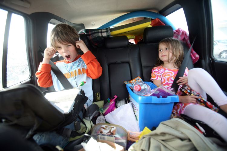 otroci, avto, počitnice, na poti, med vožnjo, prtljaga
