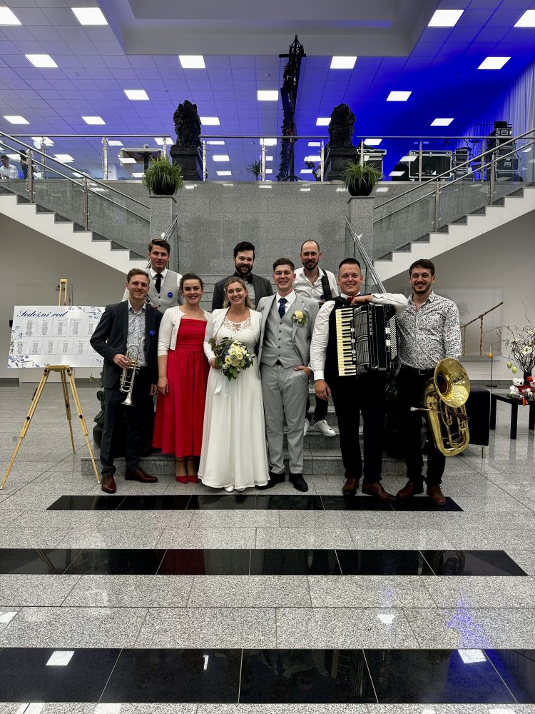 Na poroki so bili prisotni Šmarnogorski kvintet, ansambel Saša Avsenika, in tudi Fehtarji