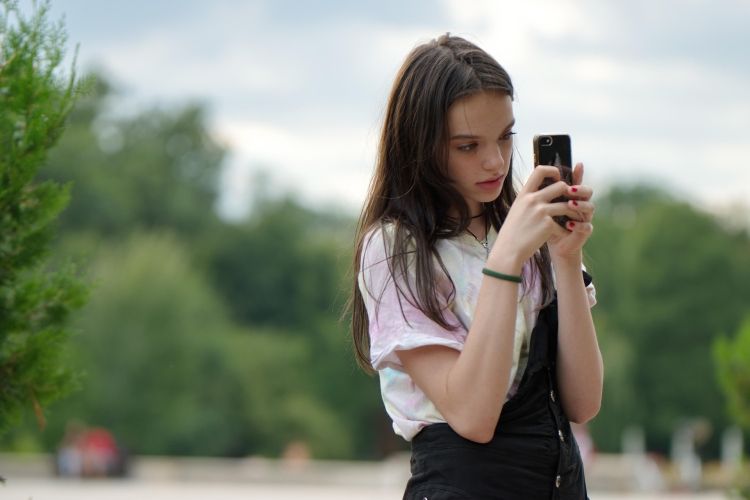 Otroci kažejo znake slabše koncentracije in čustvene zrelosti zaradi pretirane rabe telefonov