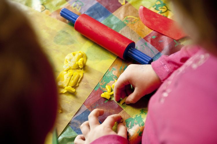 vrtec otrok igranje plastelin.jpg