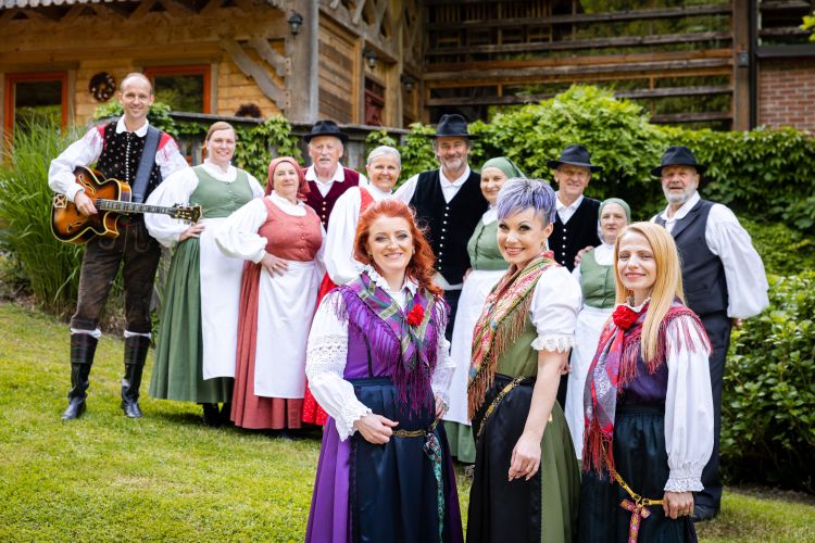 Polonca, Klavdija in Janja skupaj s Folklorno skupino Vransko in Vilkom Frecetom.