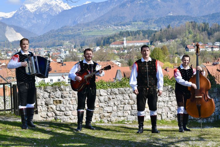 Ansambel Poljanšek ob razvalinah Malega gradu nad Kamnikom.