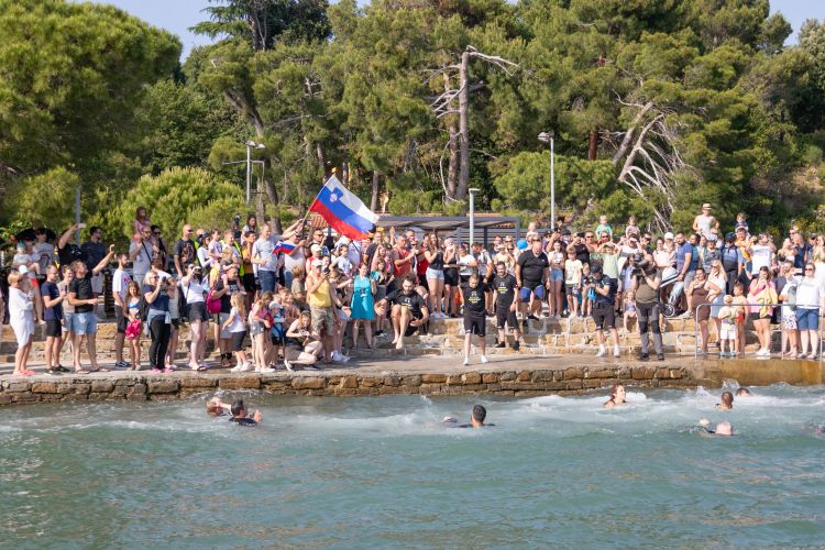 Na koncu so vsu skupaj skočili v morje in na najlepši možen način zak