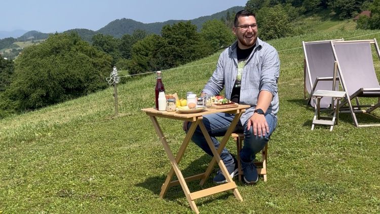 Žiga med snemanjem oddaje Kmetovati je lepo. Očitno res. Snemanje na ekološki kmetiji Kozman, zajtrk pri glamping hiškah.