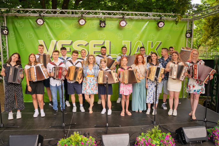 Jutranja Veseljakova ekipa s harmonikarji Toma Primca.