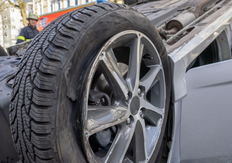 avto, nesreča, streha, obrnjen.jpg