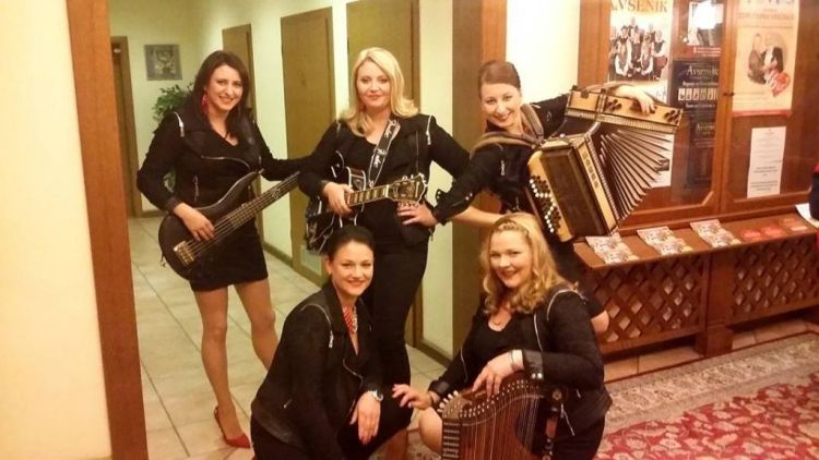 Frajerke leta 2016. Prva iz leve je Monika Leber.