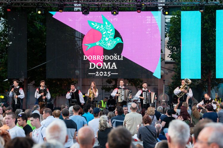 Ansambel Saša Avsenika je kot pika na "i" zaključil slavnostno srečanje Slovencev iz izseljenstva, zamejstva in domovine.