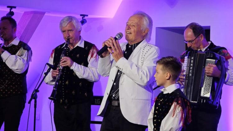 Alfi Nipič je užival v družbi svojih muzikantov.