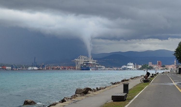 vodna tromba, koper