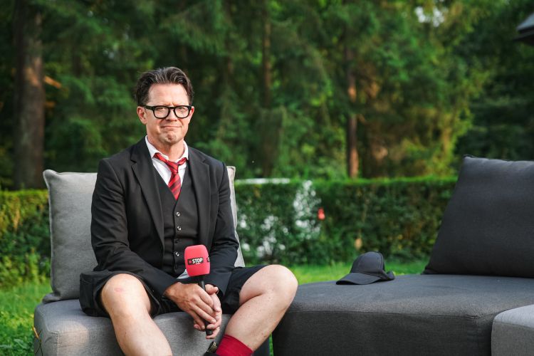 Boštjan ima poseben smisel za humor, nekaj oddaj je posnel v boksaricah. Tule, na pikniku Lady, je bil morda v kratkih hlačah.