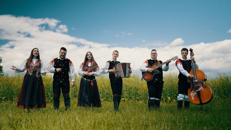 Ansambel Gregorja Kobala s pevskim tercetom