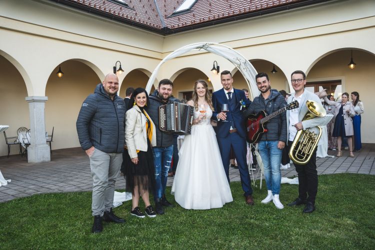 Poročila sta se Ana Marija in Matic Šuštar, na poroki pa so jima igrali Zajci