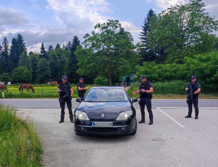 policisti-v-romskih-naseljih