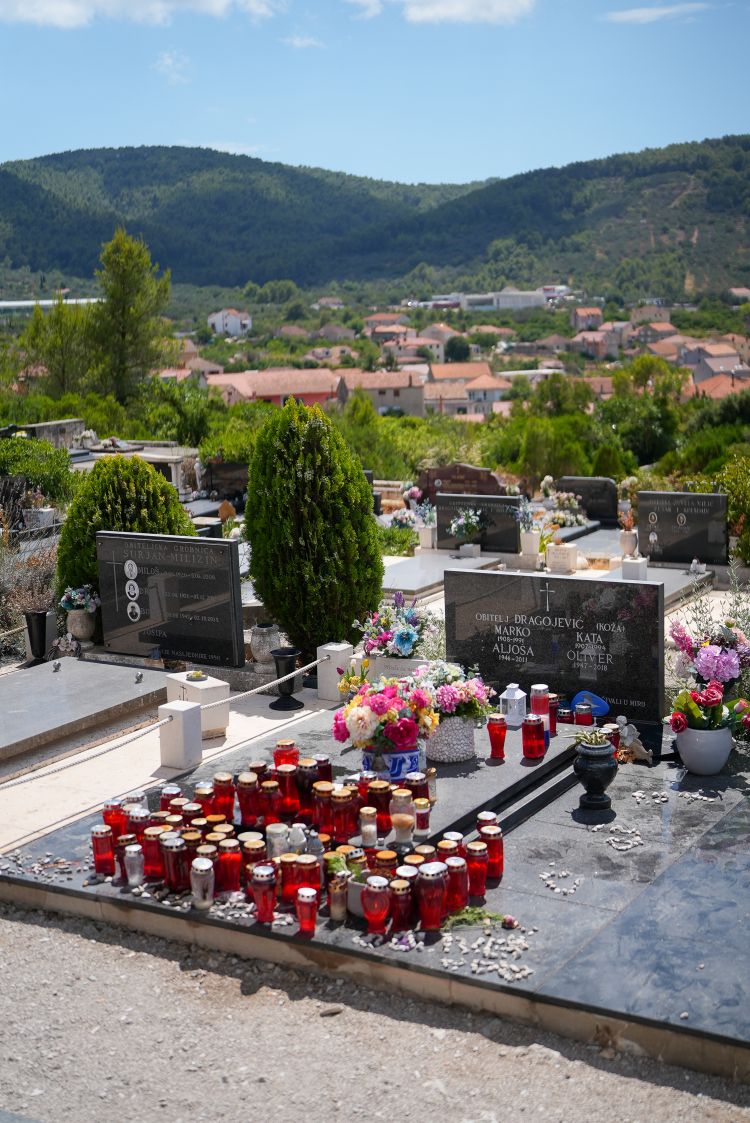 Grob, Oliver Dragojević