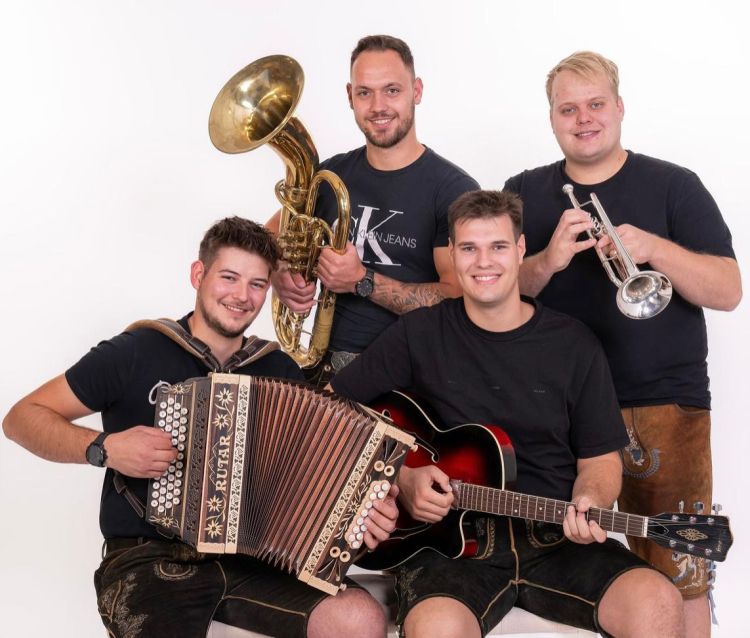 Kresovci so štiri članska zasedba mladih fantov, ki prihajajo iz koroške regije.