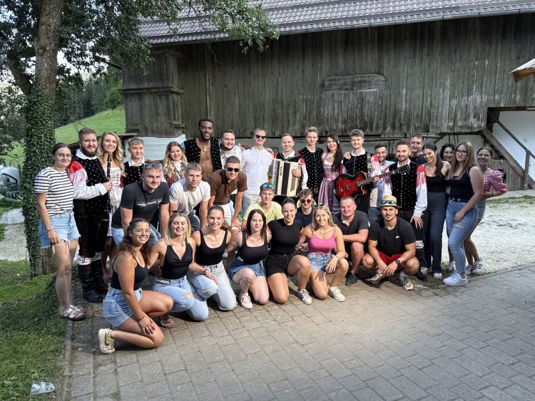 Mladi Asi na snemanju videospota Jimmy Čuuu.