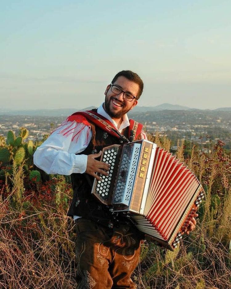 Derian Olivares s svojo Zupan harmoniko, ki mu je neskončno polepšala življenje.