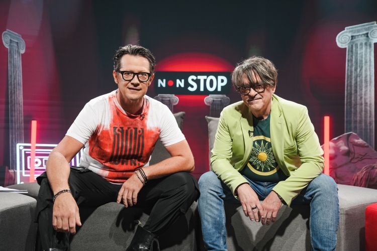 V oddaji nonSTOP, kjer pogosto gostijo zanimive sogovornike z različnih področij, Boštjan s svojimi majicami odpira prostor tudi za teme, o katerih se drugje redkeje govori.