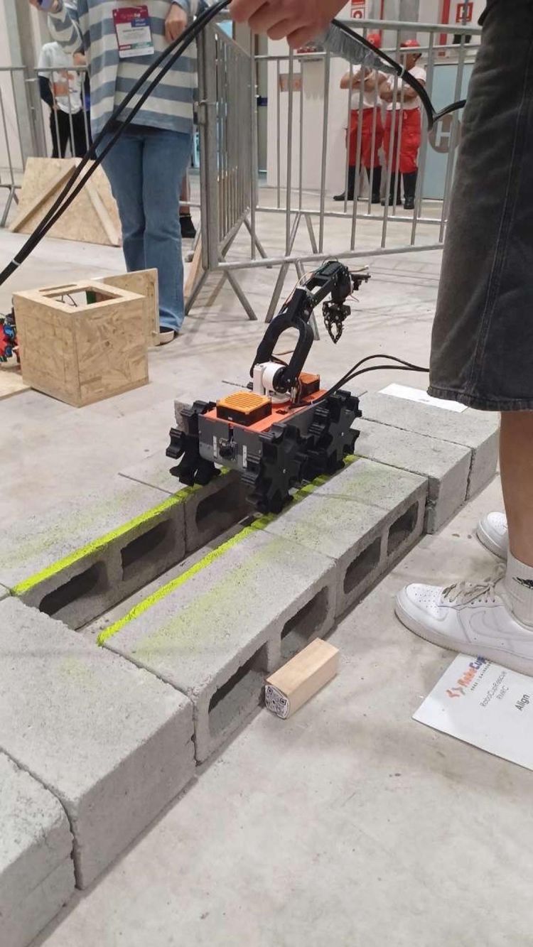 dijaki robot3 v akciji.jpg