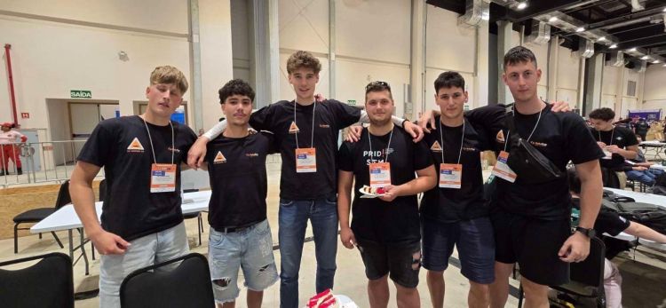 dijaki robot1 vodilna.jpg