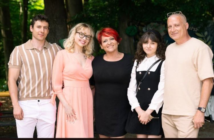Natalija Kolšek z možem in njunimi tremi, zdaj že odraslimi, otroki.