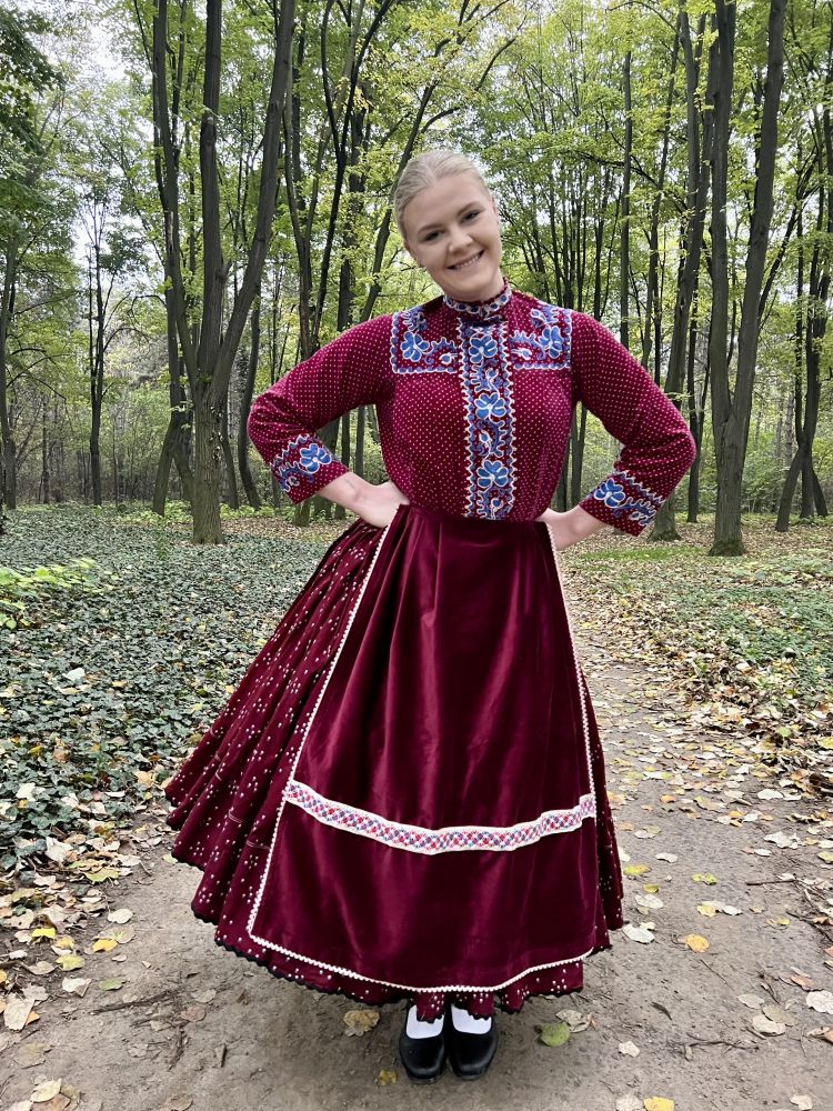 Ksenija Kominka v tradicionalni Slovaški narodni noši.