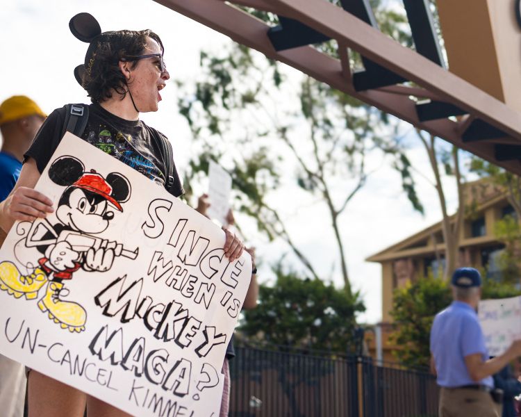 Jimmy Kimmel - »Od kdaj je Miki Miška član MAGA?« se sprašujejo protestniki