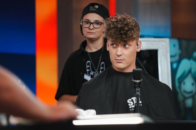 Čeprav Jaka popolnoma zaupa svoji frizerki Nini, je bil kar malo v skrbeh, ko je nastopil čas, da se poslovi od svojih kodrov.