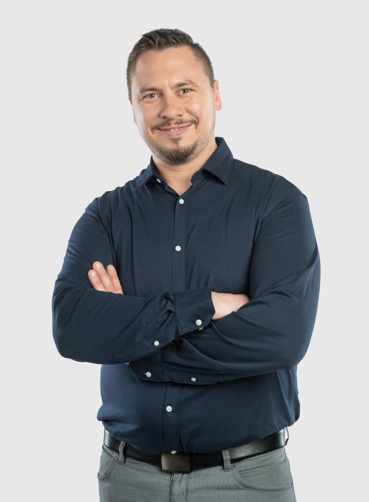 Nejc Drobnič veliko več kot navaden fant, je ambasador slovenske glasbe, ki z dušo in srcem skrbi, da ubrana pesem še naprej zveni po slovensko.