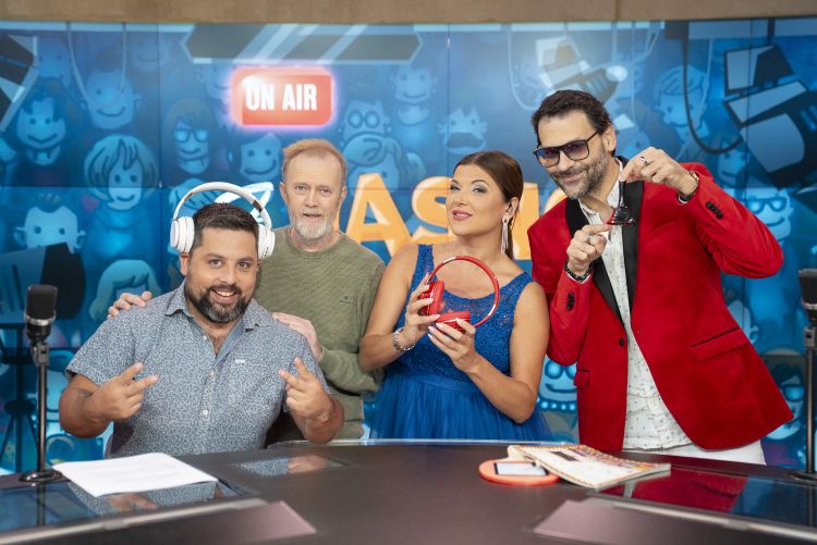 Tokrat se je jezičnim komentatorjem in Jasni Kuljaj pridružil igralec Matjaž Javšnik.