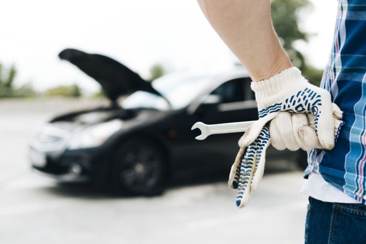 silhueta-prodajalca-na-ozadju-poskodovanega-avtomobila-ki-je-na-voljo