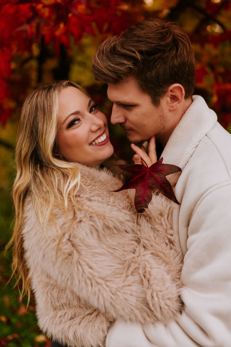 Z nasmeški na obrazu naznanjata vrnitev in novo skladbo, ki simbolizira njuno desetletje ustvarjanja.