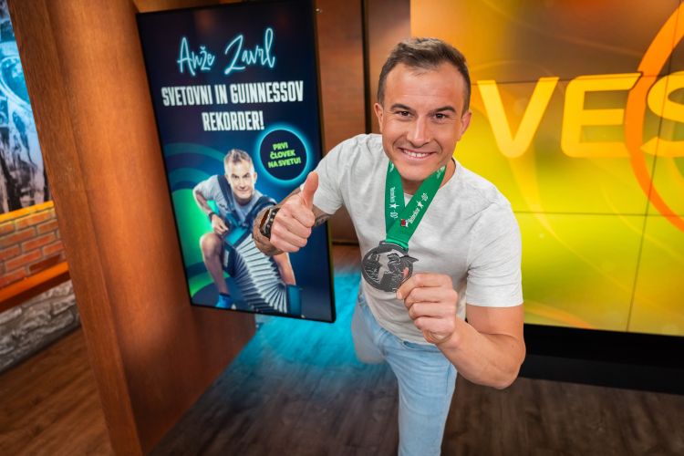 Anže Zavrl je v nedeljo postal prvi človek na svetu, ki je maraton pretekel s harmoniko.