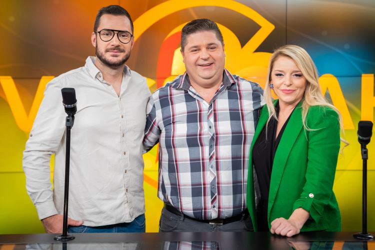 Ljubica in Žiga sta se razveselila obiska priljubljenega muzikanta Bojana Lugariča.