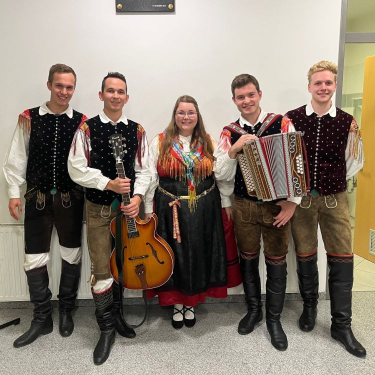 Ansambel Luka Razpotnika zares spoštuje slovensko tradicijo, v pesmi in besedi. In v srcih.