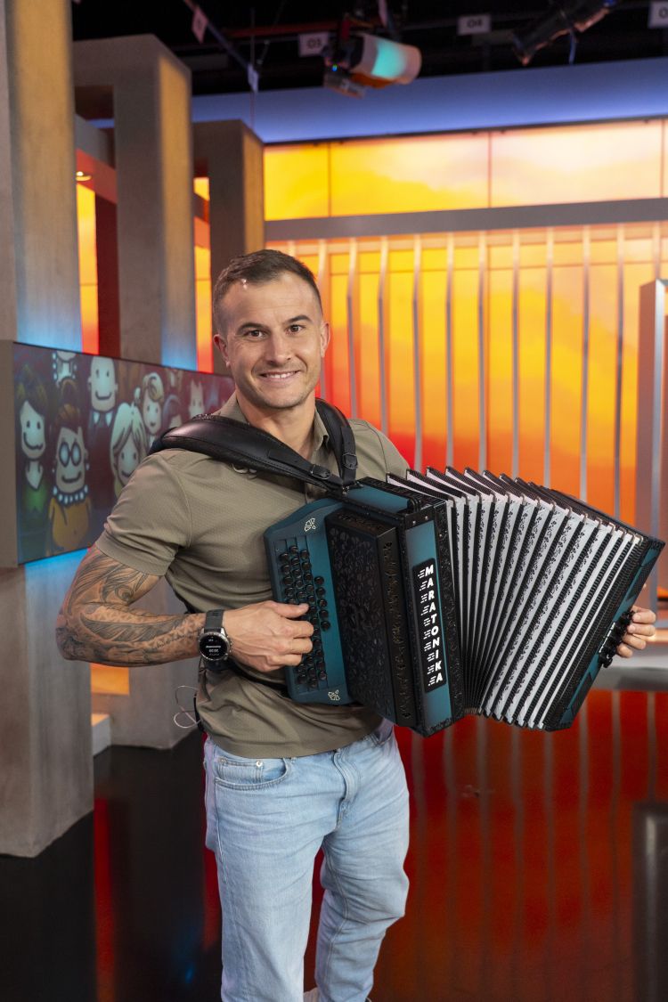 Anže Zavrl je razkril tudi svojo najljubšo domačo pesem: Bosa, skupine Čuki.