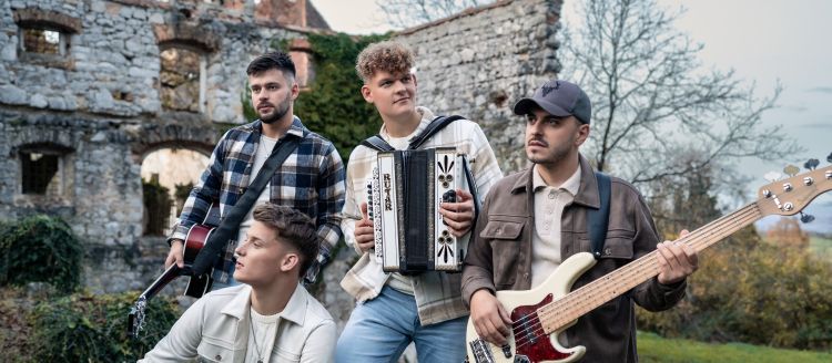 Brata Gašper in Jaka sta novo pesem Ponosen sin posvetila svojima staršema.