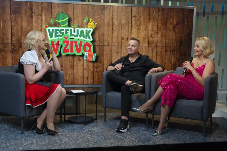 Darja Gajšek v klepetu z Janijem Pavcem in Špelo Pavlin iz Atomik Harmonik.