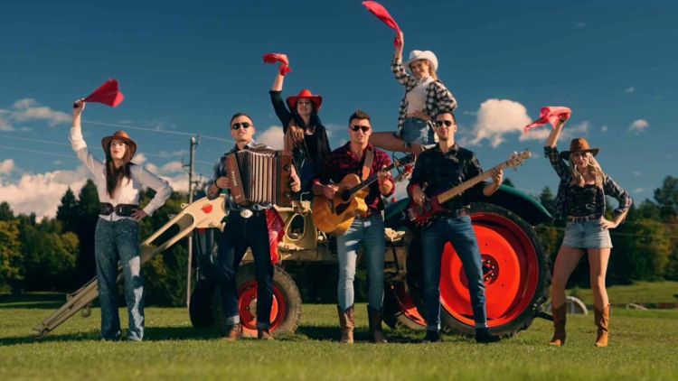 Paše je poskočna polka, ki so jo v videospotu odeli v kavbojsko preobleko.