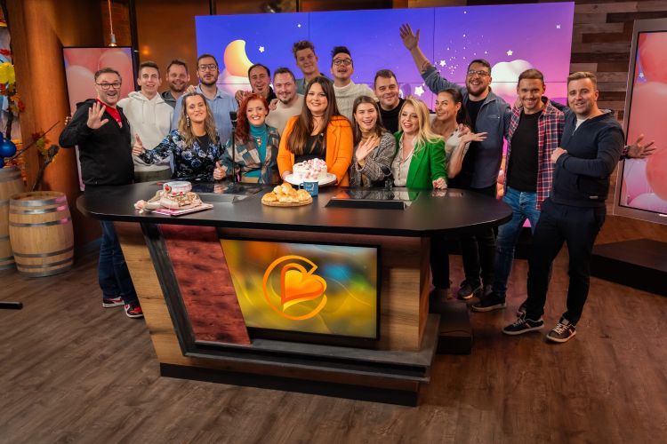 Takole smo v VIP petku presenetili našo Evo in ji začelei vse lepo v najlepši vlogi, ki presega vse odre in vse aplavze.