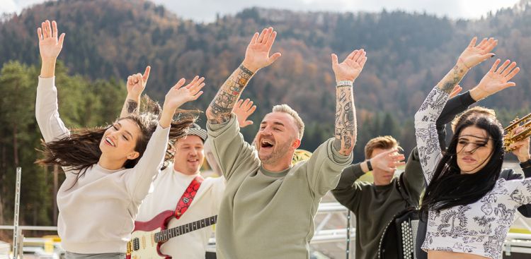 Dejan Dogaja predstavlja novo pesem.