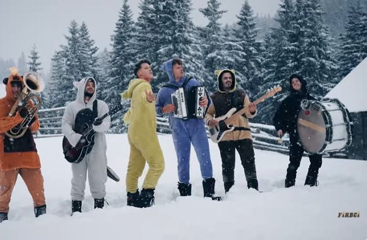 Firbci so v svet poslali poskočno praznično vižo, ki bo zagotovo pravi hit decembrskih zabav.