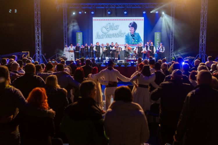 Publika v dvorani je vstala in skupaj z nastopajocimi prepevala pesnitve Fanike Požek