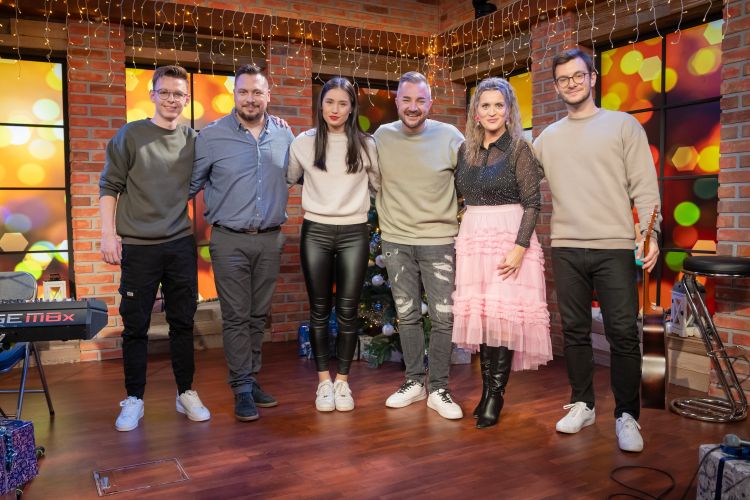 Naša jutranjika Nina Cestnik Pavlič in Nejc Drobnič ter Dejan Dogaja band. Skupaj so otvorili najlepši čas v letu.