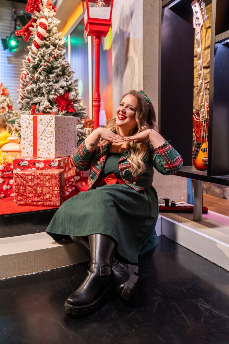 Avtorica Aktualove božične pesmi Z nami si ti je voditeljica Tamara Goričanec.