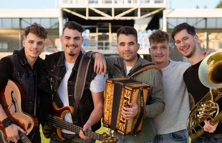 Vzrock ob koncu leta vabi na koncert ob izidu prvega albuma Bad Boy.