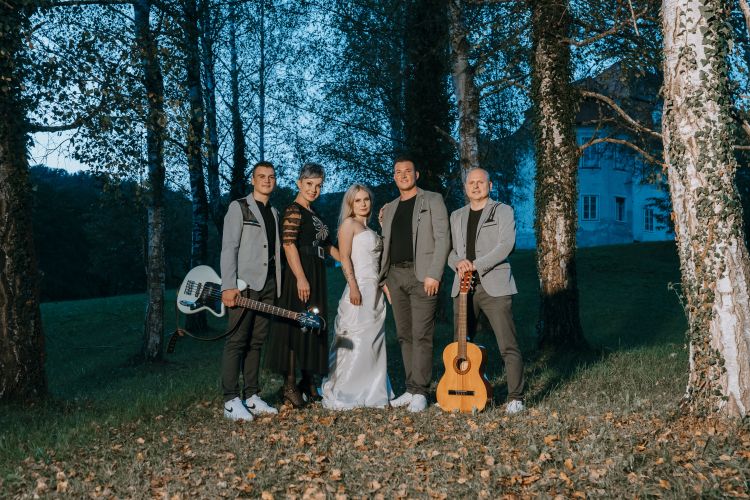 Skupina Katrca na snemanju videospota za pesem Le tebe, tebe. Klavdijina in Iztokova hči Iza v Klavdijini poročni obleki.