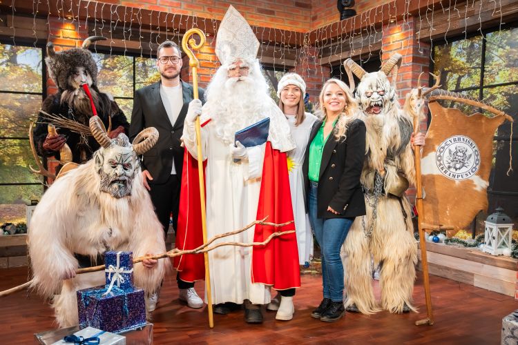 Sveti Miklavž z vsem svojim spremstvom v družbi Ljubice Špurej Jazbinšek in Žige Kvasa.